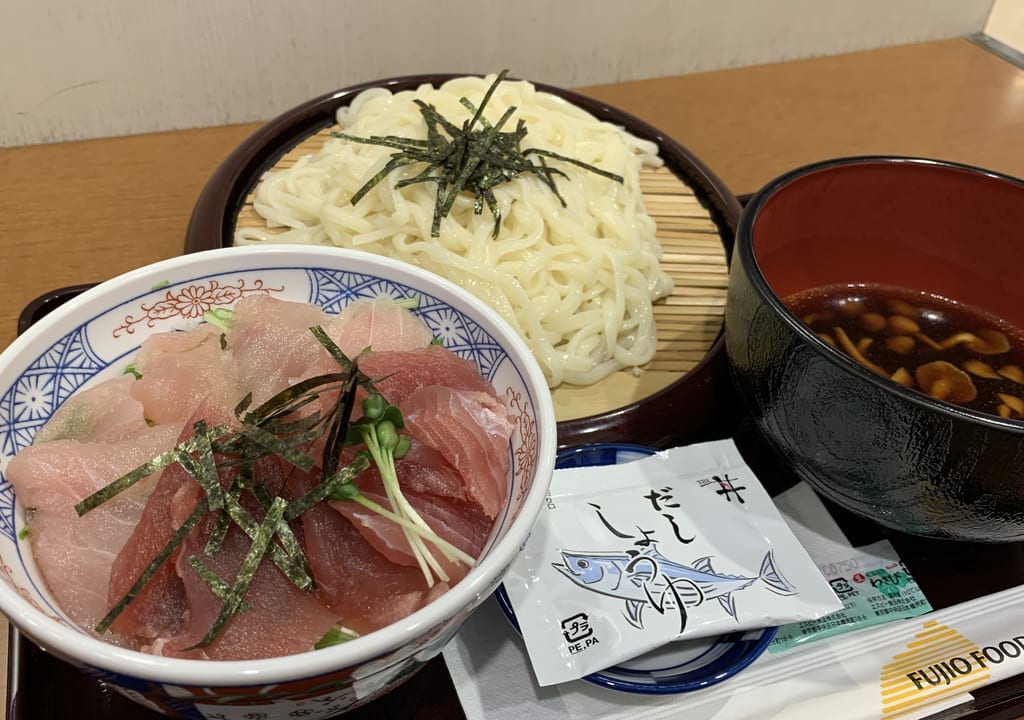 三崎のまぐろづくし丼と浪花細つけ麺のセット