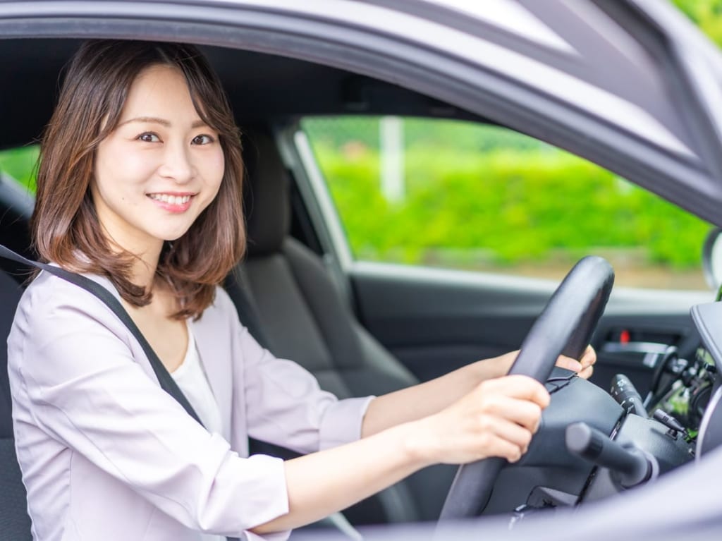 車を運転する女性