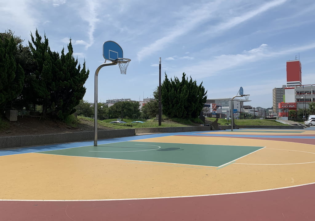 うみかぜ公園のバスケットボールコート
