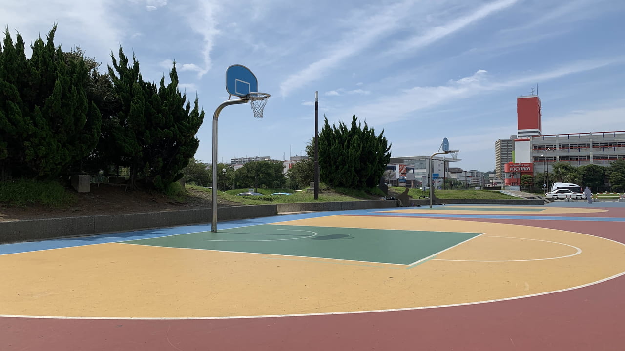 うみかぜ公園のバスケットボールコート