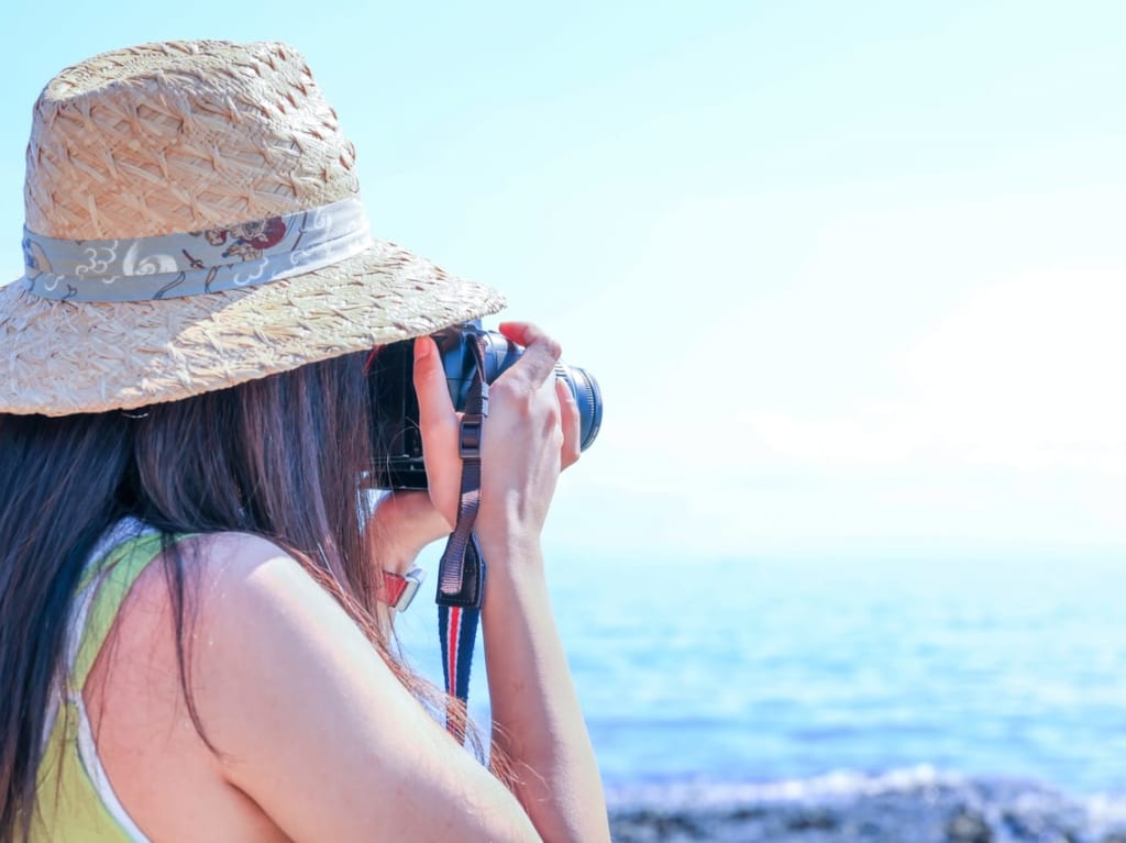 写真撮影をする女性